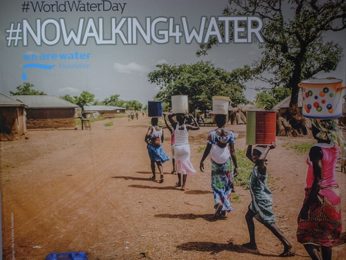 Poprzez kampanię #NoWalking4Water fundacja We Are Water chce zwrócić uwagę na czas, jaki miliony kobiet i dzieci muszą poświęcić by zapewnić sobie       i bliskim dostęp do wody